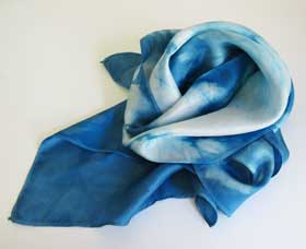 ８月の蓼藍の葉を使って藍の生葉染めをして洗濯を終えた絹ストール