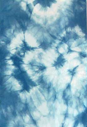 ８月の蓼藍の葉を使って藍の生葉染めをして洗濯を終えた絹布