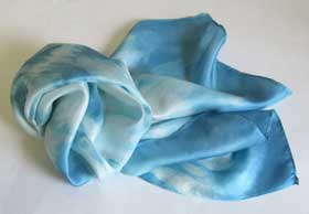 すっきりとした青色に染まったマルバアイで生葉染めした絹のストール
