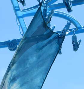 青空より青い、生葉染め直後に角ハンガーに吊して空気酸化中のシルクストール