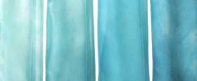 藍の生葉染めでいろいろな空色に染まった絹の布
