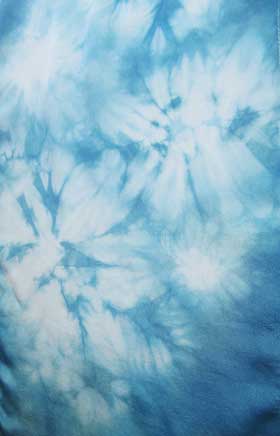 藍の生葉染めで藍色と浅葱色が混在する絹のストール