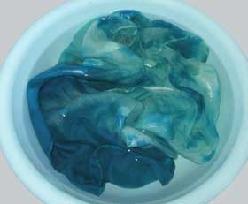 藍の生葉染め　水で酸化している絹の布