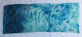 藍の生葉染め　タオルドライする前の絹の布