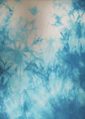 絞りをして藍の生葉染めをした絹の布