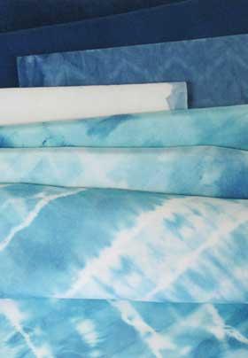 藍の簡単染めで染めた綿の布と絹布