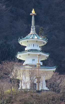 麓から見た玄奘三蔵塔