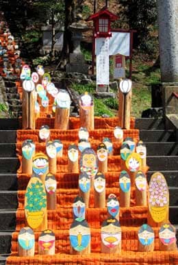 星宮神社の階段を華やかに彩る丸太のおひなさま