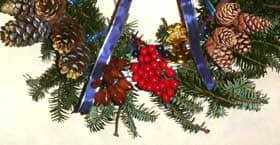天然の木の実を飾り付けたクリスマスリース