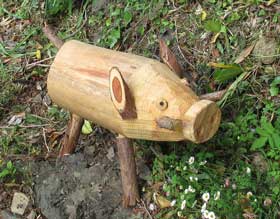 杉の木で作られた猪のクラフト