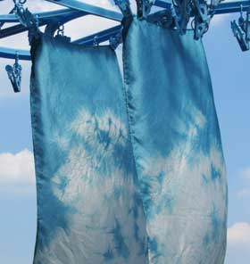 青空の中、空気酸化中の絹のストール