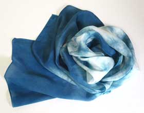 藍の生葉染めで深い藍色に染めた絹のストール