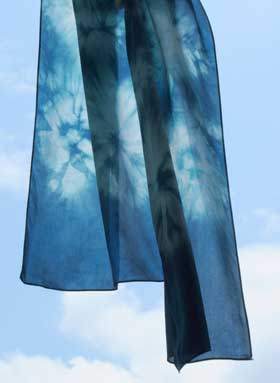 藍の生葉染めで深い藍色に染めた絹の布
