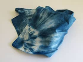 藍の生葉染め 残り染液で染色した綿の布