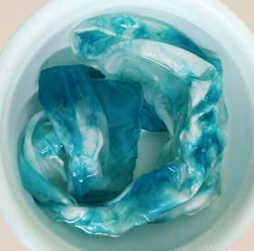 藍の生葉染めの染液から取り出して冷水に晒したシルクスカーフ