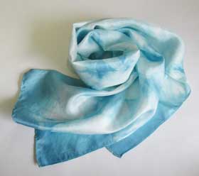 藍の生葉染めを終えた後に中性洗剤で洗濯して乾燥させたシルクスカーフ