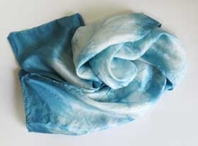藍の生葉染めを終えて乾燥させたシルクスカーフ