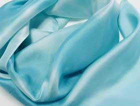 藍の生葉染めで空色に染まった絹の羽二重の布