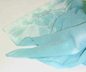 藍の生葉染めで空色に染まった絹の布
