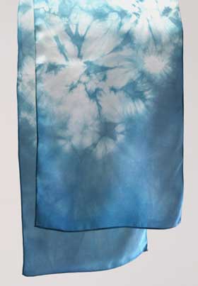 藍の生葉染めで濃い空色に染めた絹のストール