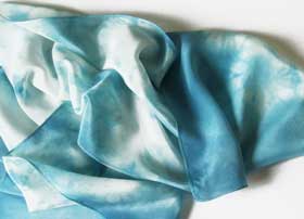 藍の生葉染めで縹色に染まった絹の布
