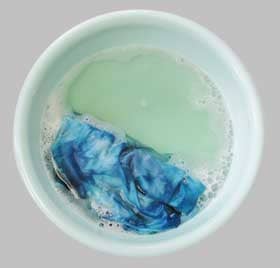 空気酸化後に中性洗剤で洗濯中の藍の生葉染めをしたシルク