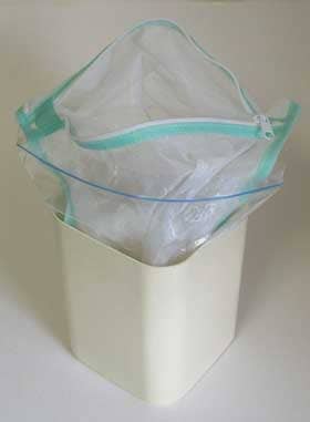 サニタリーボックスにストックバッグと洗濯ネットをセット