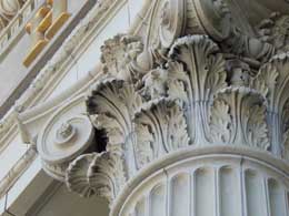 コリント式の柱の装飾
