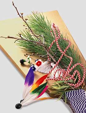 正月飾りを施した羽子板と羽根つきの羽根