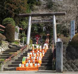 星宮神社の階段に展示されている丸太のおひなさま