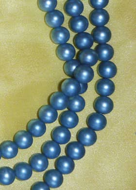藍染めした真珠のネックレス　部分