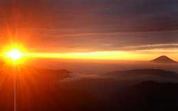 北岳近く雲海から登る朝日