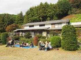 広々とした民家の前の広場でもぐもぐタイム