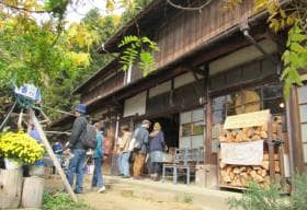 お散歩マーケット期間限定お店となった民家に立ち寄るお客さん